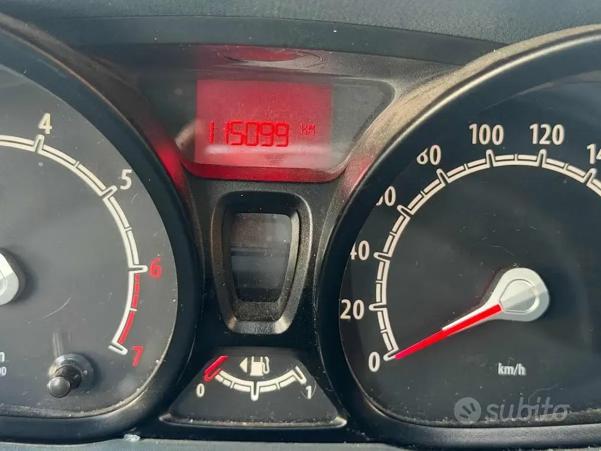 Usata Ford Fiesta 60 CV (44 kW) 2010 Marrone Berlina
