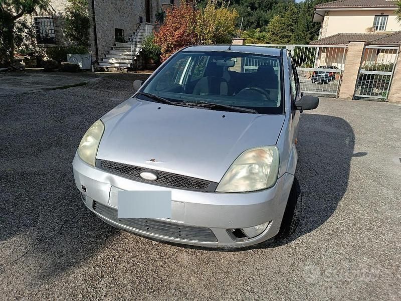 Usata Ford Fiesta 68 CV (50 kW) 2004 Grigio Utilitaria