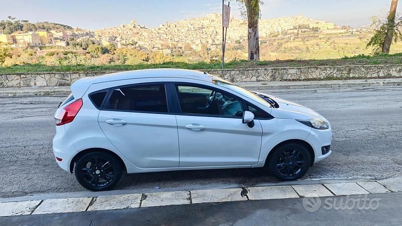 Usata Ford Fiesta 95 CV (69 kW) 2016 Bianco Berlina