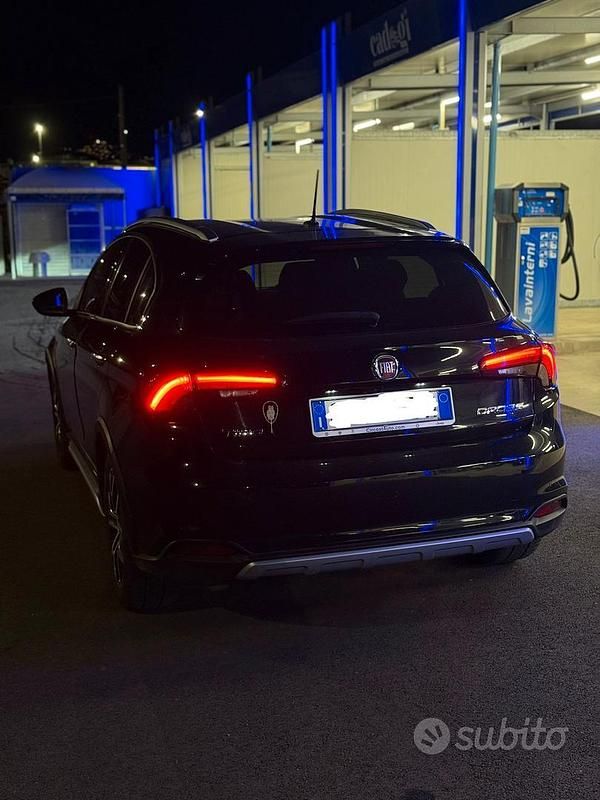 Usata Fiat Tipo Cross 101 CV (74 kW) 2021 Nero Berlina