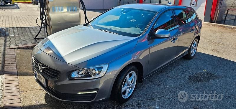 Usata Volvo V60 120 CV (88 kW) 2017 Grigio Station wagon