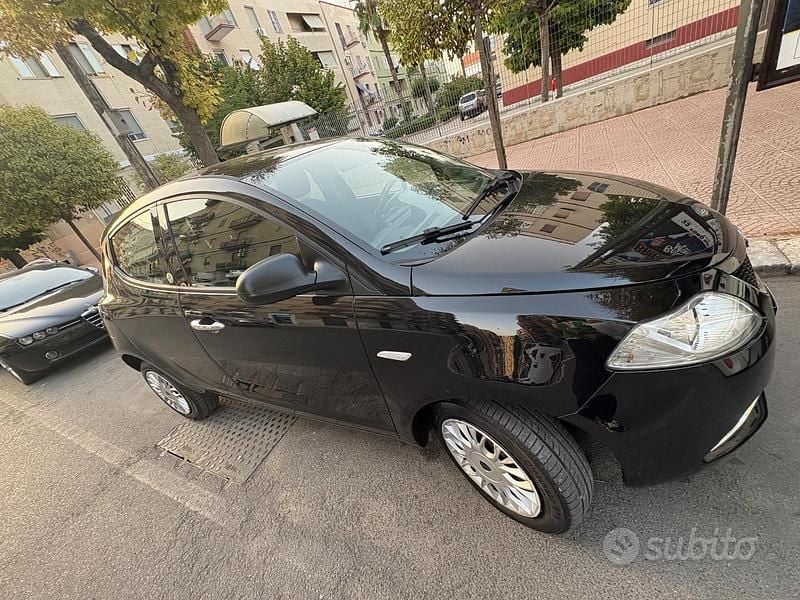 Usata Lancia Ypsilon 85 CV (62 kW) 2016 Nero Utilitaria
