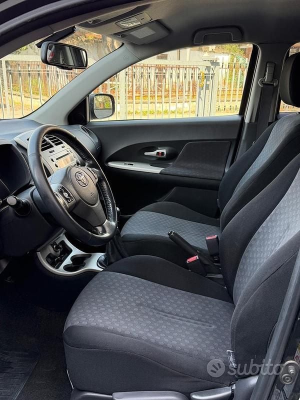 Usata Toyota Urban Cruiser Luxury 90 CV (66 kW) 2009 Nero Utilitaria