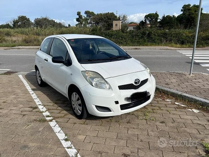 Usata Toyota Yaris 90 CV (66 kW) 2009 Bianco Utilitaria