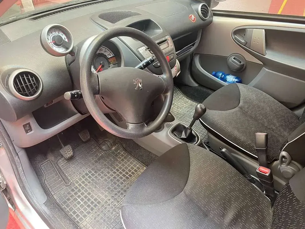 Usata Peugeot 107 Allure 68 CV (50 kW) 2011 Argento Utilitaria