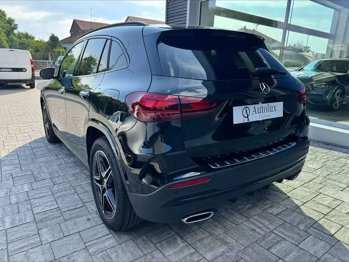 Käytetty Mercedes GLA200 Advanced Plus 163 HP (119 kW) 2025 Musta Katumaasturi