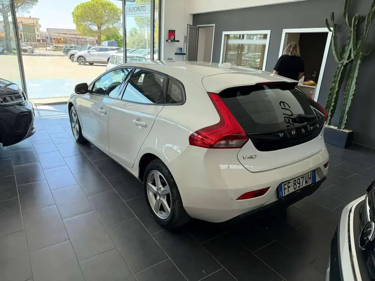 Usata Volvo V40 Kinetic 120 CV (88 kW) 2017 Bianco Berlina
