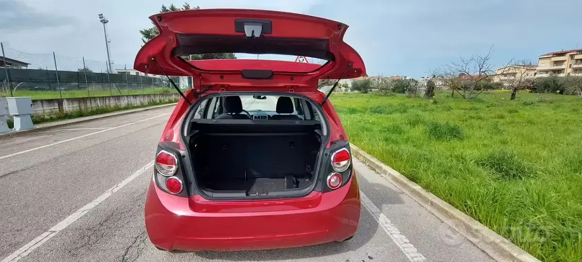 Usata Chevrolet Aveo 75 CV (55 kW) 2013 Arancione Berlina