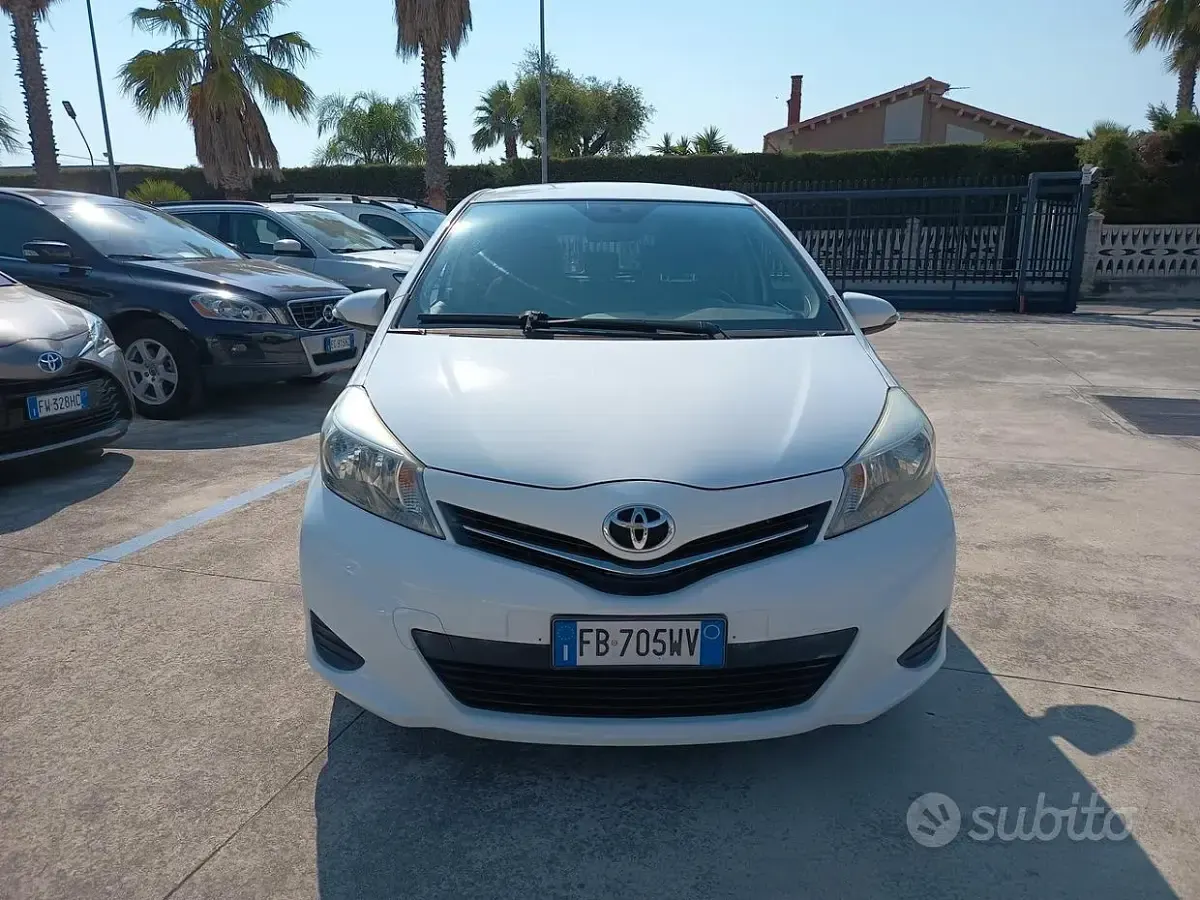 Usata Toyota Yaris Active 90 CV (66 kW) 2012 Bianco Utilitaria