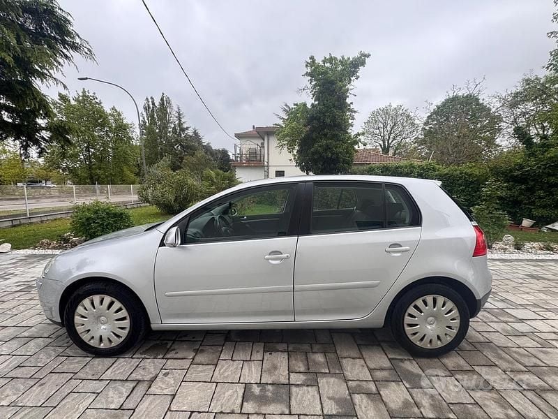 Usado VW Golf V 105 CV (77 kW) 2007 Gris Berlina