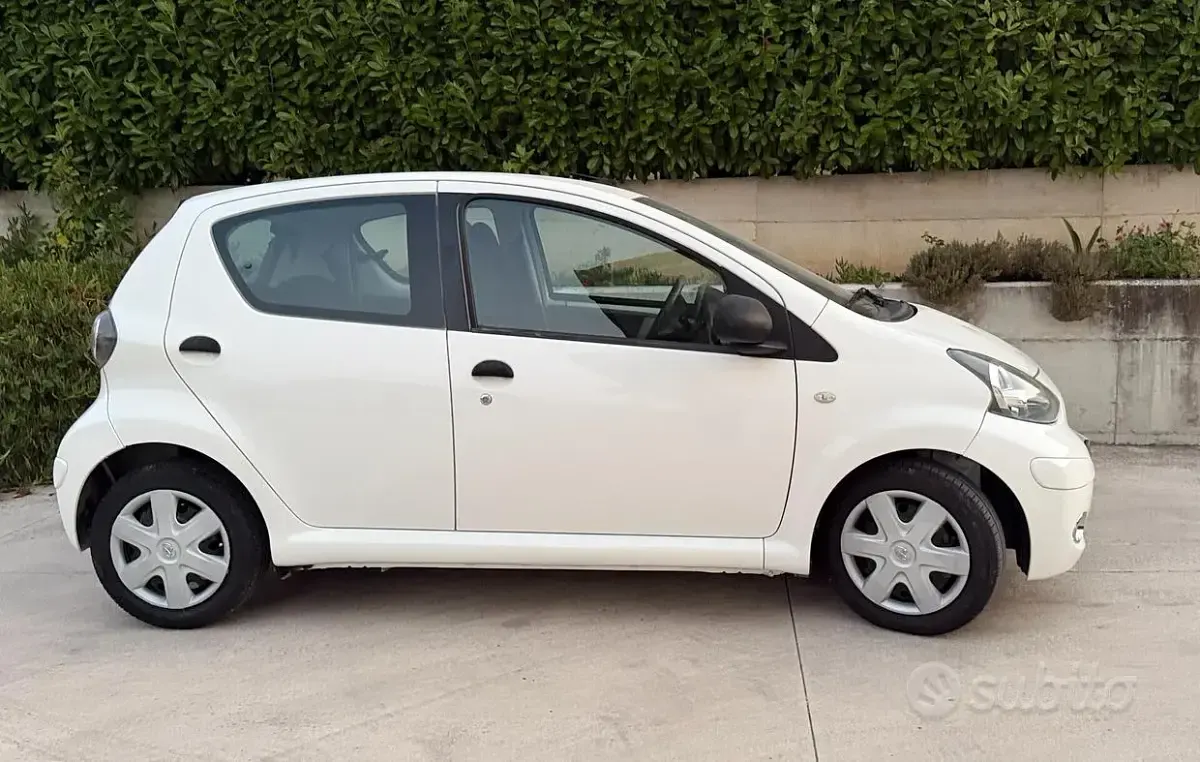 Usata Toyota Aygo Connect Style 68 CV (50 kW) 2010 Bianco Utilitaria