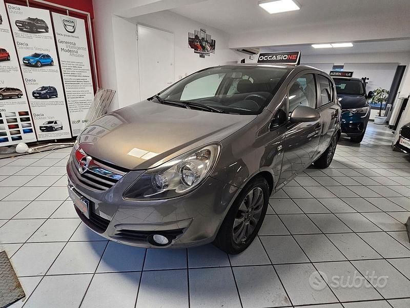 Usata Opel Corsa 85 CV (62 kW) 2011 Marrone Berlina
