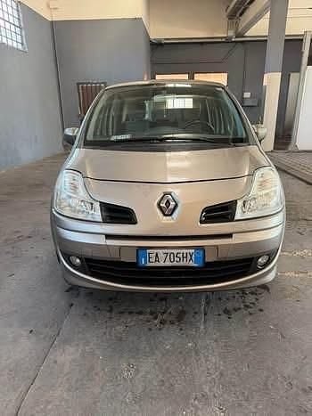 Käytetty Renault Modus Dynamique 75 HP (55 kW) 2010 Harmaa Tila-auto