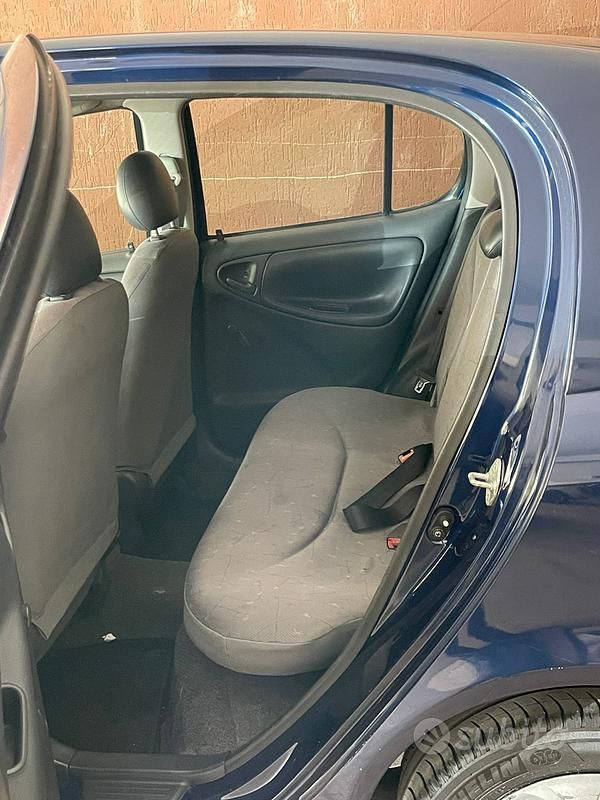 Usata Toyota Yaris 2000 Blu Berlina