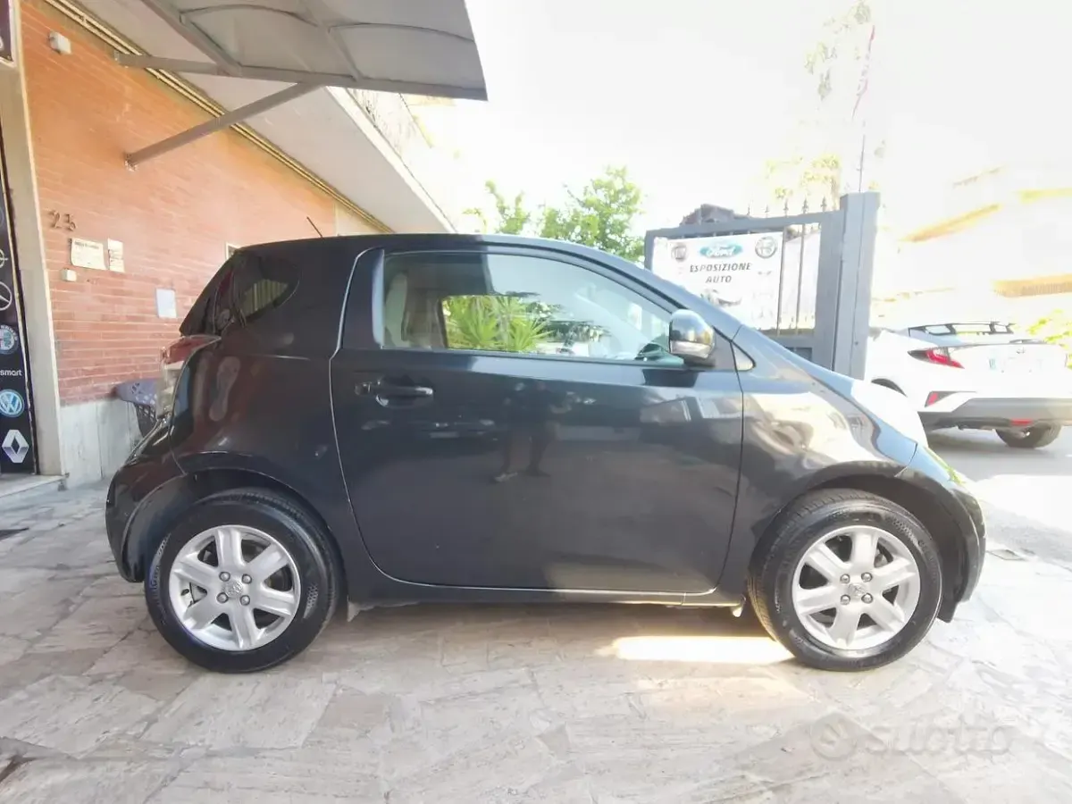 Usata Toyota iQ Active 68 CV (50 kW) 2013 Nero Utilitaria