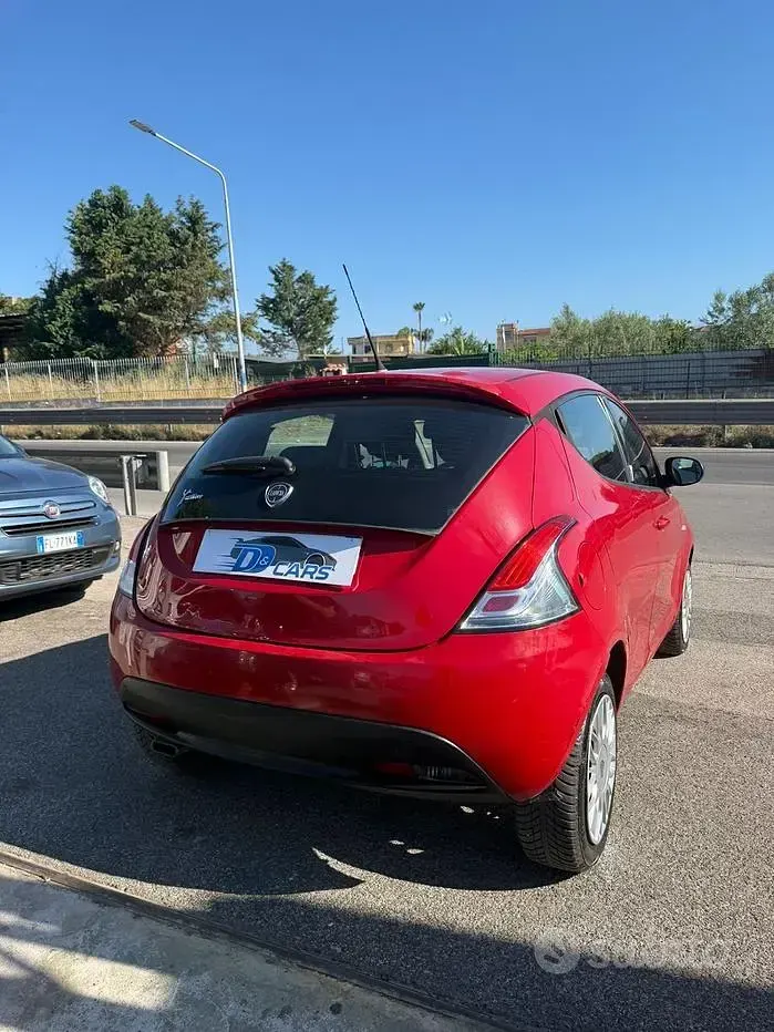 Usata Lancia Ypsilon Gold 69 CV (50 kW) 2014 Rosso Utilitaria