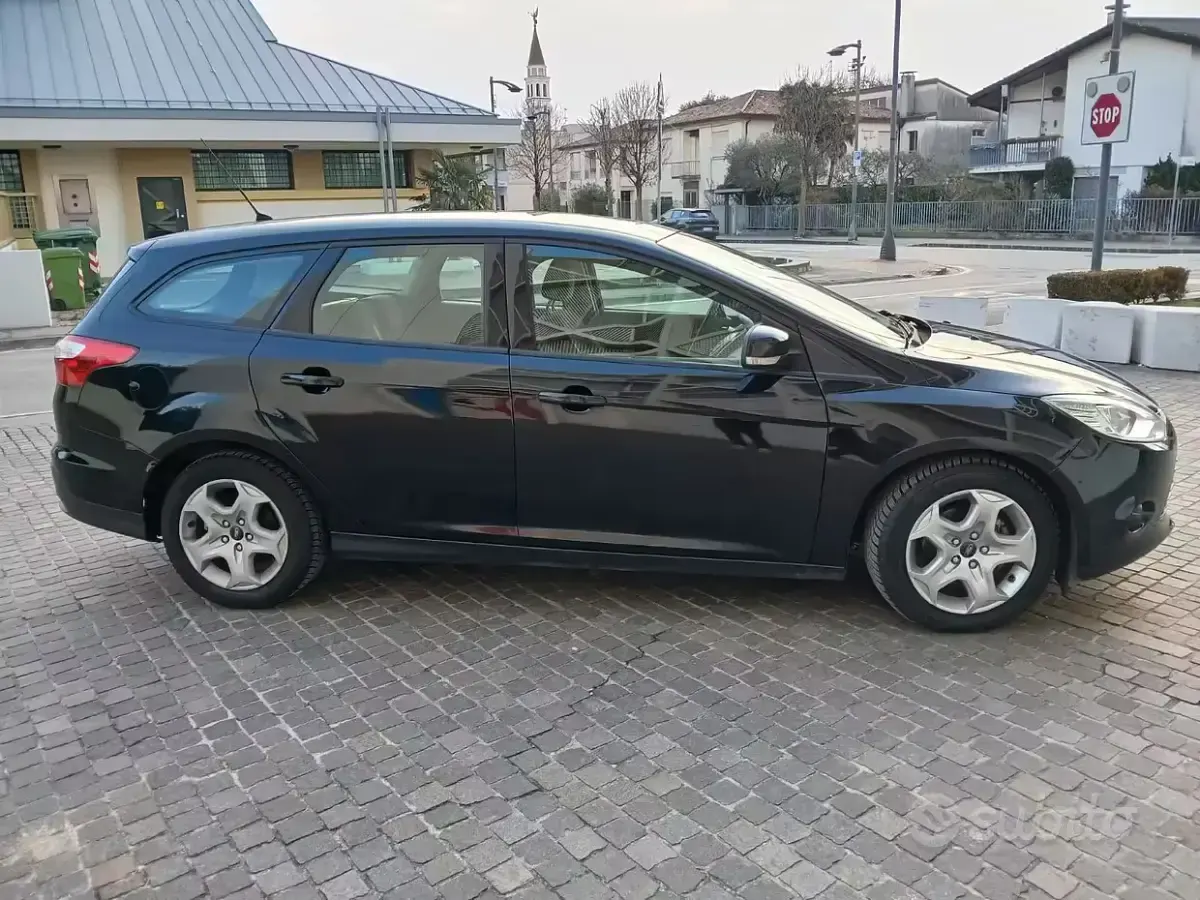Usata Ford Focus 115 CV (84 kW) 2013 Nero Station wagon