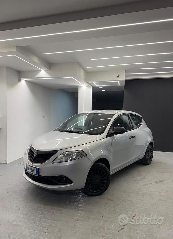 Usata Lancia Ypsilon S 70 CV (51 kW) 2020 Argento Utilitaria