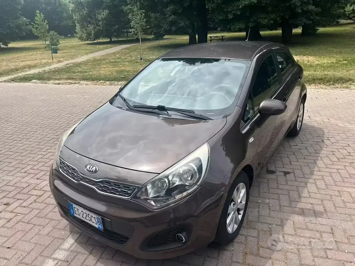 Usata Kia Rio 75 CV (55 kW) 2013 Marrone Berlina