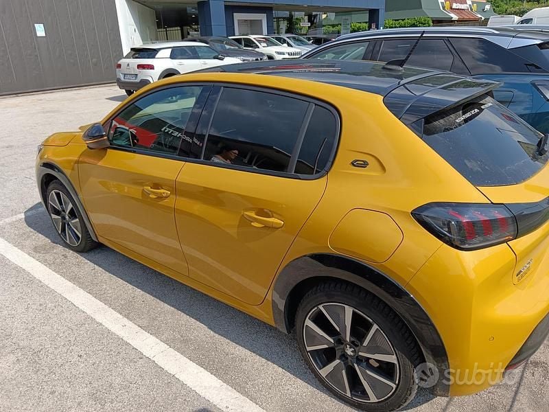 Usata Peugeot e-208 GT-line 100 kW (136 CV) 2020 Giallo Utilitaria