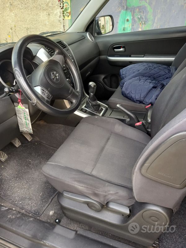 Second-hand Suzuki Vitara 109 CP (80 kW) 2009 Negru SUV