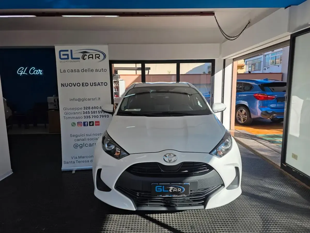 Nuova Toyota Yaris Hybrid Lounge 92 CV (67 kW) 2026 Bianco Berlina