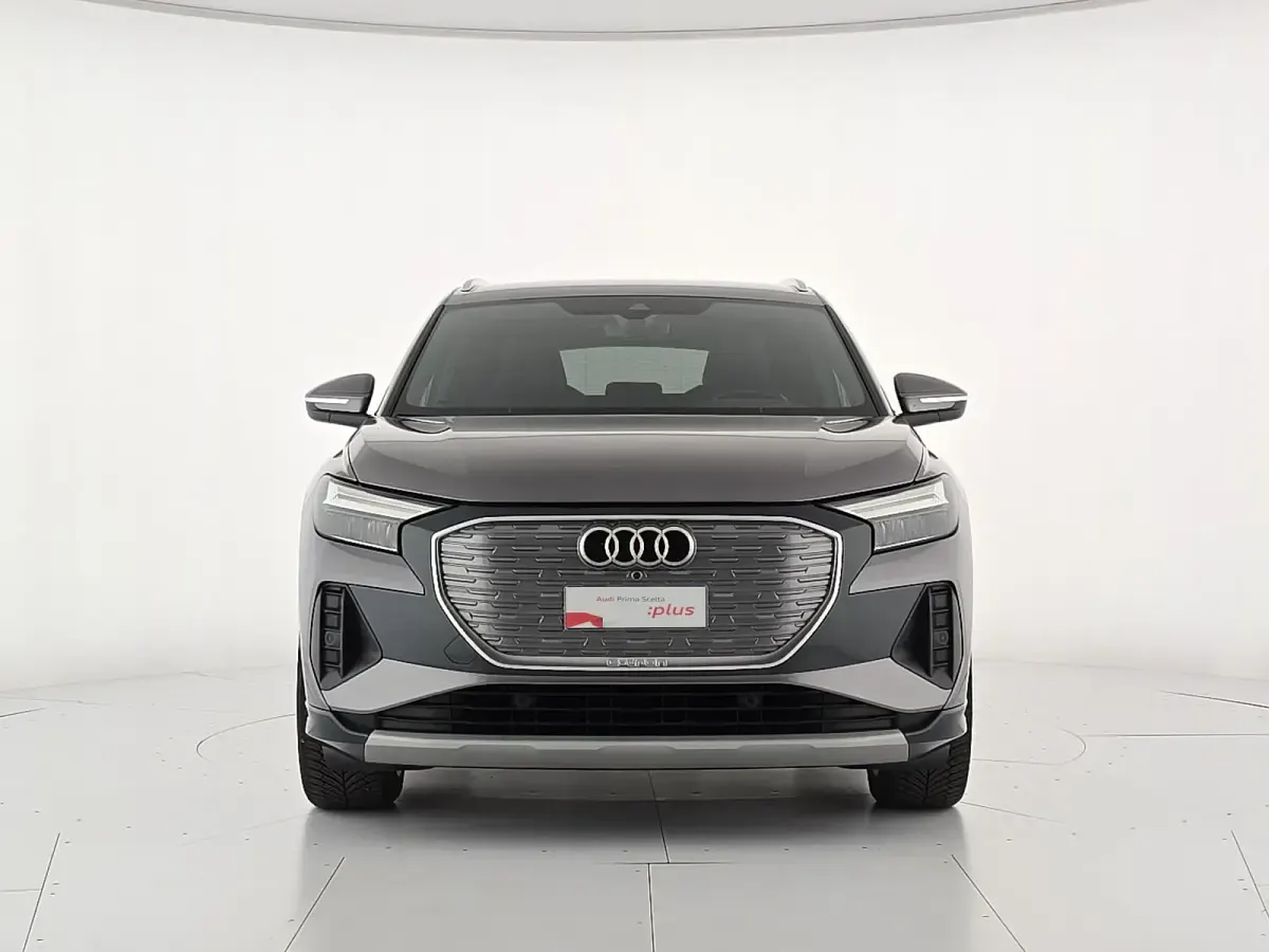 Usado Audi Q4 e-tron Advanced 150 kW (204 CV) 2022 Gris SUV