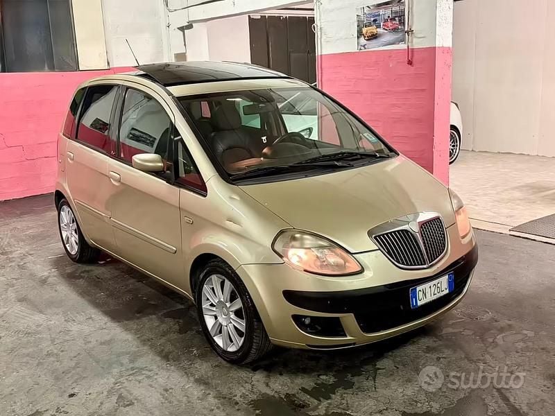 Usata Lancia Musa 101 CV (74 kW) 2005 Bianco Monovolume