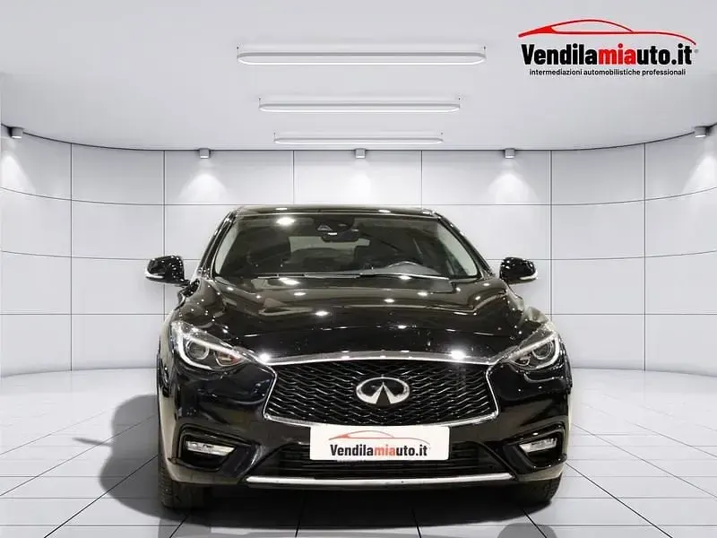 Usata Infiniti Q30 Business 109 CV (80 kW) 2017 Nero Utilitaria