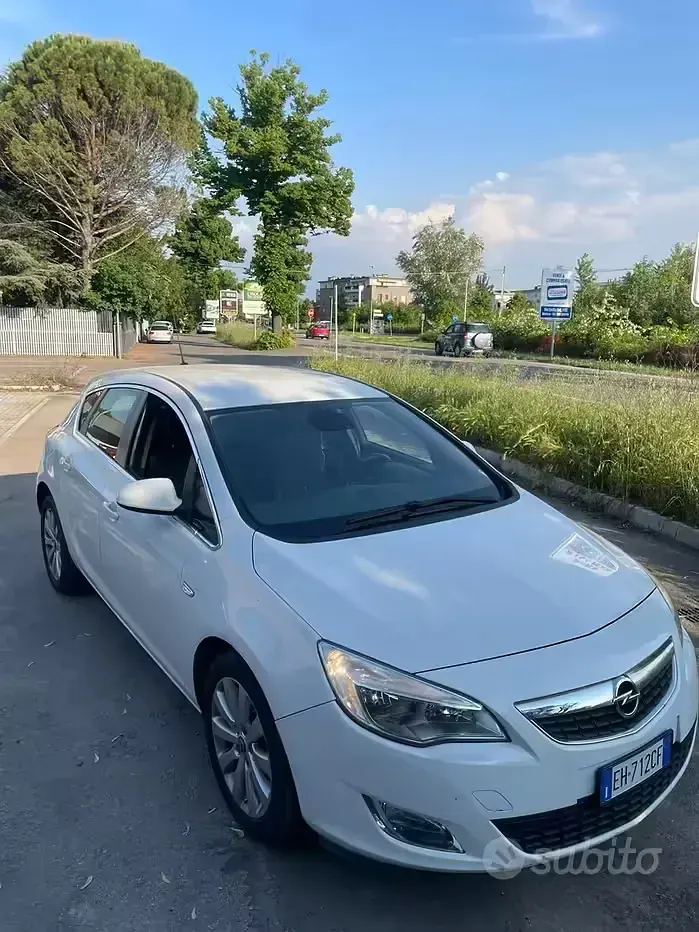 Usata Opel Astra 110 CV (80 kW) 2011 Berlina