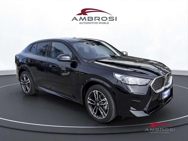 Nuova BMW iX2 M Sport 150 kW (204 CV) 2025 Black sapphire metallizzato SUV