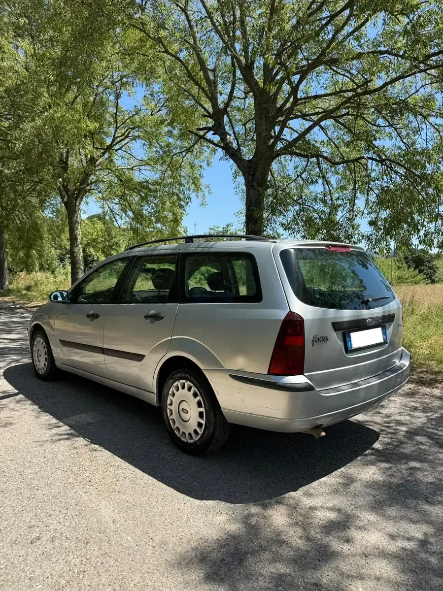 Usata Ford Focus Ambiente 100 CV (73 kW) 2003 Argento Station wagon