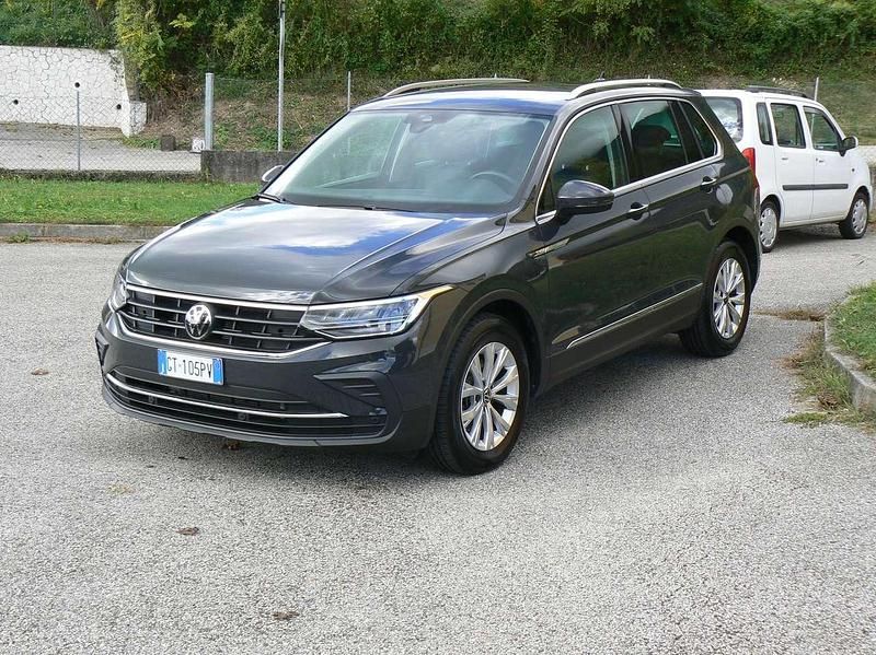 Grigio Usata 2024 VW Tiguan Life SUV | 29.950 € (Super prezzo) - Immagine 1/4