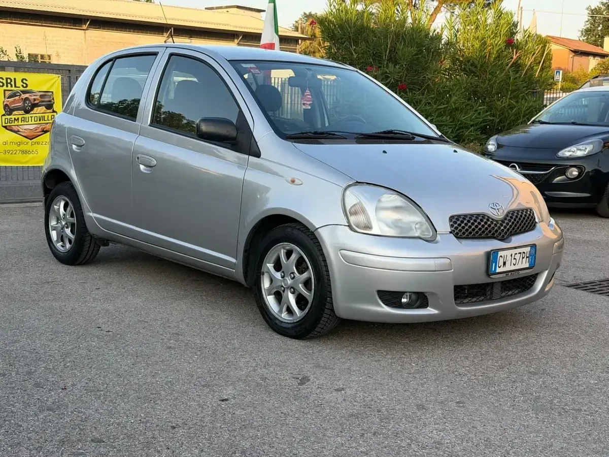 Usata Toyota Yaris Sol 87 CV (63 kW) 2004 Argento Berlina