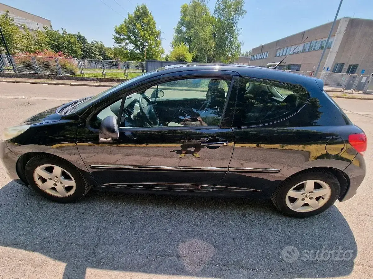 Usata Peugeot 207 70 CV (51 kW) 2009 Nero Utilitaria