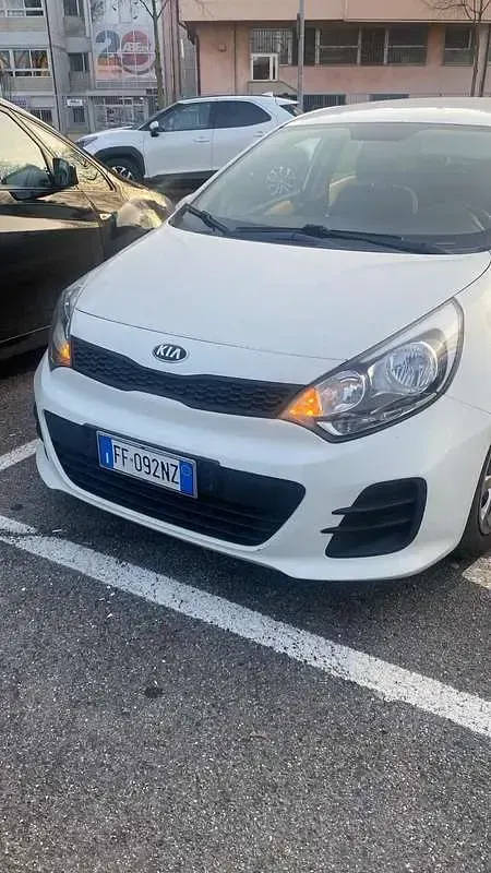 Usata Kia Rio City 83 CV (61 kW) 2016 Bianco Berlina