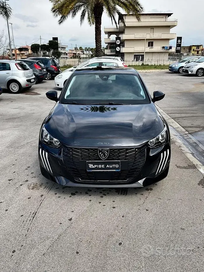 Usata Peugeot 208 Allure 101 CV (74 kW) 2025 Nero Utilitaria