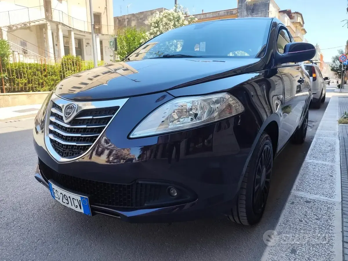 Usata Lancia Ypsilon 69 CV (50 kW) 2013 Nero Utilitaria
