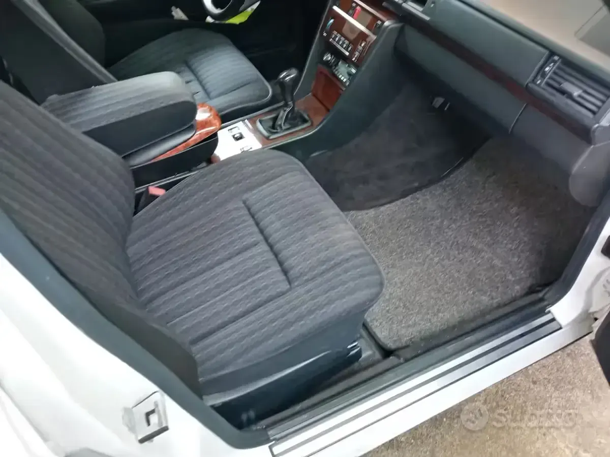 Usata Mercedes E200 136 CV (100 kW) 1993 Bianco Berlina