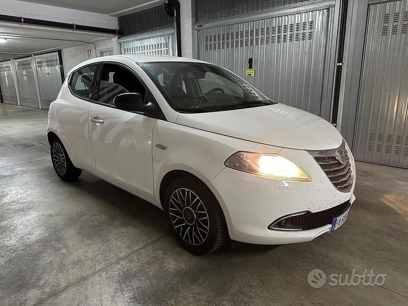 Usata Lancia Ypsilon 95 CV (69 kW) 2015 Bianco Utilitaria