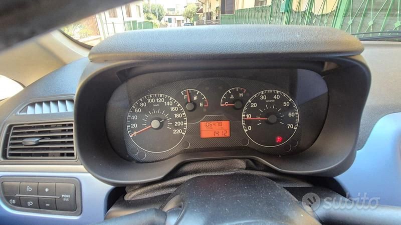 Usata Fiat Grande Punto 75 CV (55 kW) 2006 Grigio Utilitaria