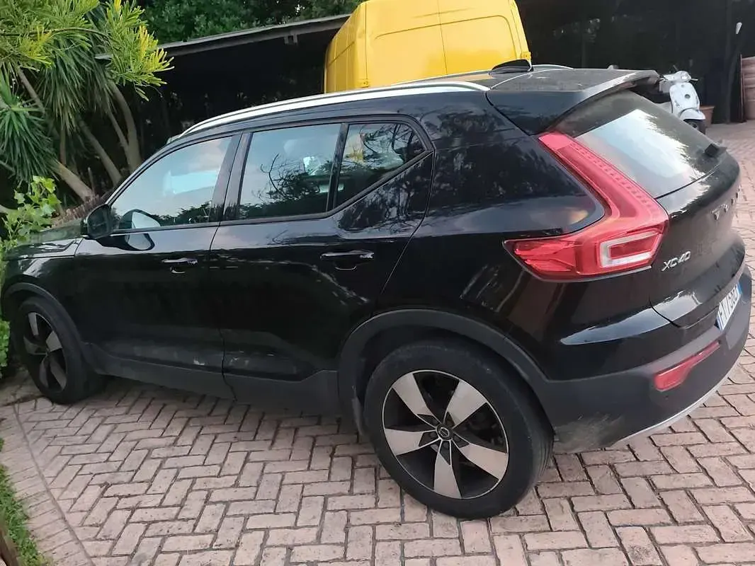 Usata Volvo XC40 Momentum 190 CV (139 kW) 2019 Nero SUV