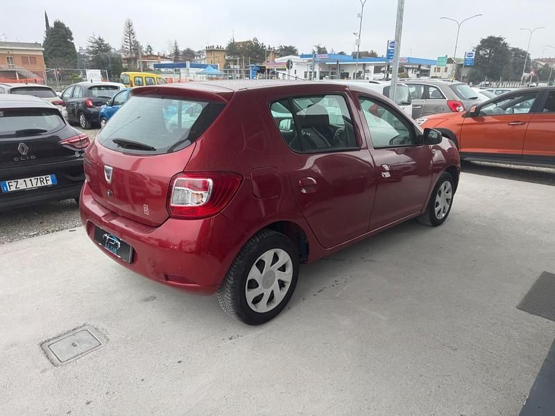 Usata Dacia Sandero Ambiance 75 CV (55 kW) 2015 Rosso Berlina