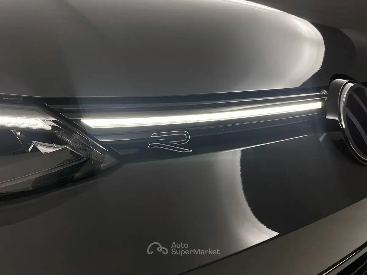 Usata VW Golf VIII R-line 190 CV (139 kW) 2024 Gray Berlina
