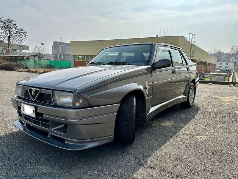 Usata Alfa Romeo 75 155 CV (114 kW) 1989 Argento Berlina
