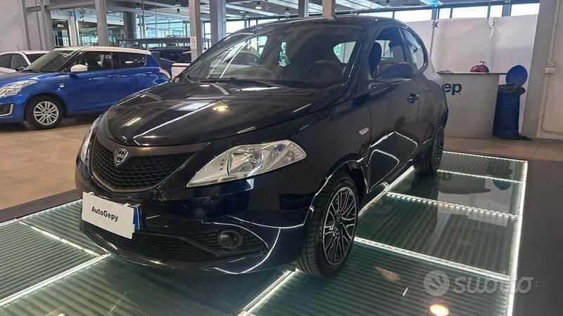 Usata Lancia Ypsilon 69 CV (50 kW) 2018 Blu Utilitaria