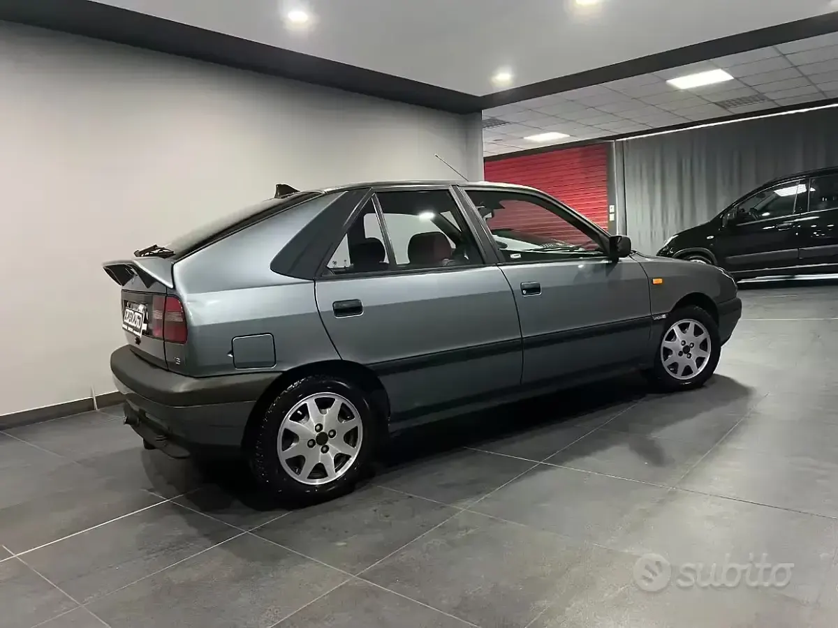 Usata Lancia Delta 75 CV (55 kW) 1994 Grigio Utilitaria