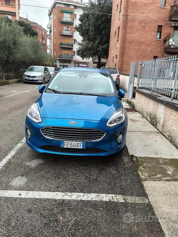 Blu Usata 2020 Ford Fiesta Titanium Tre volumi | 12.500 € (Buon prezzo) - Immagine 1/4
