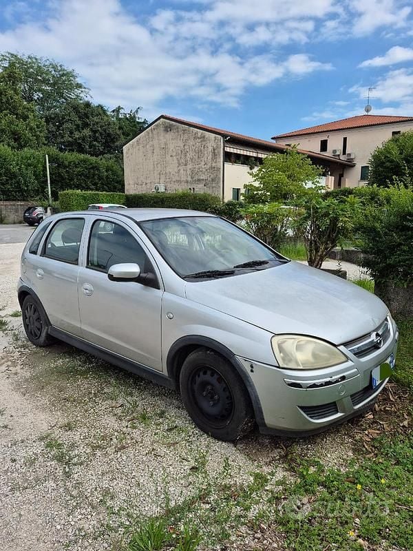 Usata Opel Corsa 69 CV (50 kW) 2004 Grigio Utilitaria