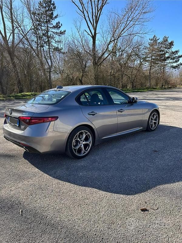 Käytetty Alfa Romeo Giulia Super 180 HP (132 kW) 2017 Sedan